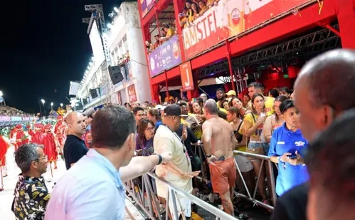 
          Imagem ilustrativa da imagem Prefeito Lorenzo Pazolini é agredido durante confusão no Sambão do Povo
          