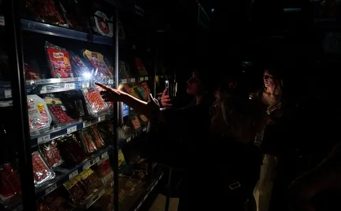 
          Imagem ilustrativa da imagem Premiê espanhol anuncia restabelecimento parcial da eletricidade após apagão
          