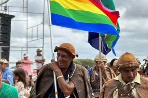 
          Imagem ilustrativa da imagem Presos 4 envolvidos no assassinato de Valmir Calaça, vaqueiro das causas populares
          