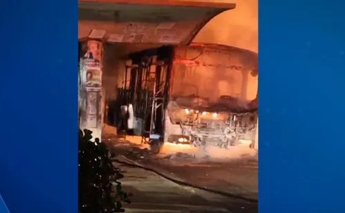 
          Imagem ilustrativa da imagem Prisão de suspeito de tráfico de drogas motivou incêndio a ônibus na Serra
          