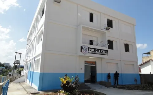 
          Imagem ilustrativa da imagem Professor suspeito de estuprar cinco estudantes no ES é preso em Minas Gerais
          