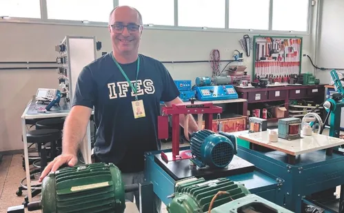 
          Imagem ilustrativa da imagem Professor vence prêmio com robô para auxiliar autistas
          