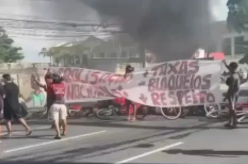 
          Imagem ilustrativa da imagem Protesto de entregadores de aplicativos fecha avenidas no Grande Recife
          