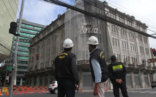 
          Imagem ilustrativa da imagem Queda de marquise não exige interdição do Sesc Glória em Vitória
          