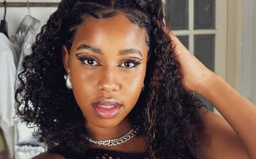 
          Imagem ilustrativa da imagem Quem era Karen Silva, ex-The Voice Kids que morreu após sofrer AVC hemorrágico
          