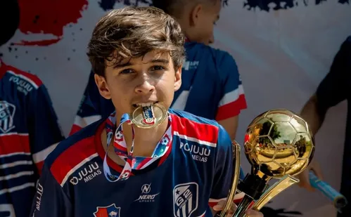 
          Imagem ilustrativa da imagem Quem era Zequinha, atleta de 14 anos que morreu jogando futebol em Goiânia
          