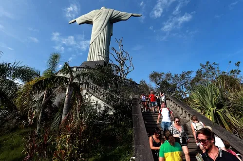 
          Imagem ilustrativa da imagem Após morte de turista, Cristo Redentor passa a ter ambulância com médico durante período de visitas
          