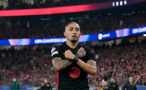 
          Imagem ilustrativa da imagem Raphinha decide e Barcelona supera Benfica com um a menos nas oitavas da Champions
          