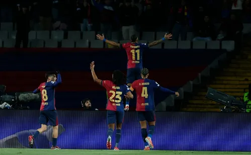 
          Imagem ilustrativa da imagem Raphinha marca duas vezes, Barcelona bate Benfica e avança às quartas da Champions
          