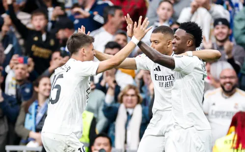 
          Imagem ilustrativa da imagem Real Madrid leva susto, mas vence Celta e mantém busca por liderança no Espanhol
          