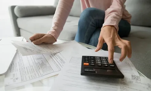 
          Imagem ilustrativa da imagem Recepcionista faz empréstimo com 5 agiotas após dívida de R$ 100 mil no "Tigrinho"
          