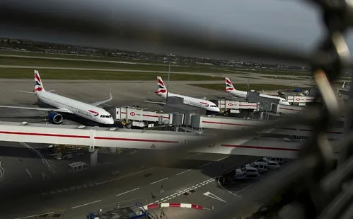 
          Imagem ilustrativa da imagem Reino Unido: Aeroporto de Heathrow retoma lentamente voos depois de incêndio
          