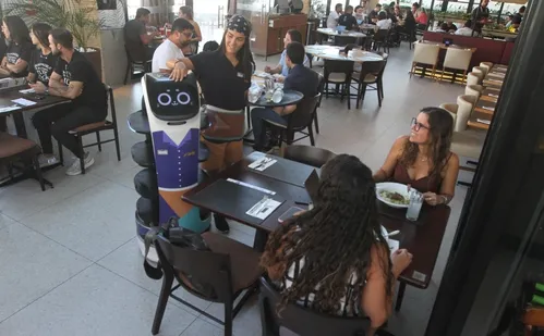
          Imagem ilustrativa da imagem Restaurante da Serra investe R$ 100 mil em robô-garçom e conquista clientes
          