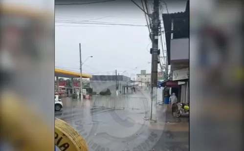 
          Imagem ilustrativa da imagem Ruas de bairro de Vila Velha são interditadas devido a alagamentos
          