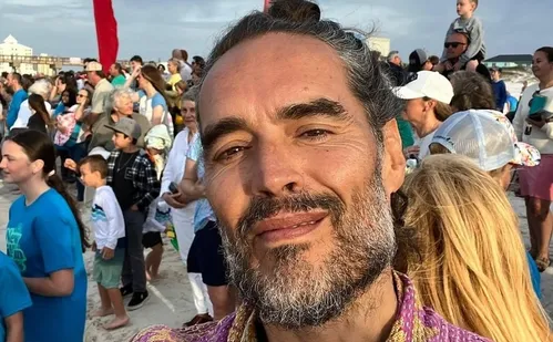 
          Imagem ilustrativa da imagem Russell Brand, acusado de estupro, responderá crimes em liberdade condicional
          