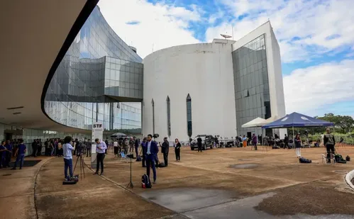 
          Imagem ilustrativa da imagem STF decide hoje se Bolsonaro e aliados viram réus por tentativa de golpe; assista
          