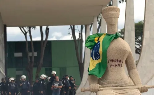 
          Imagem ilustrativa da imagem STF suspende julgamento de mulher que pichou estátua e tentou golpe
          