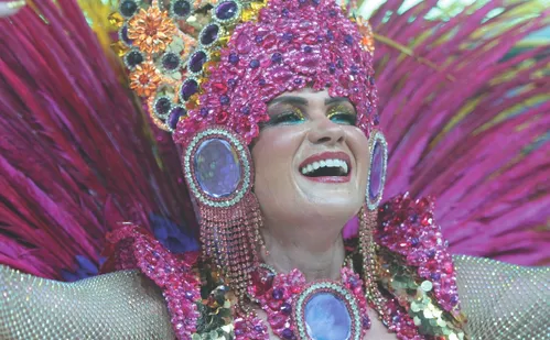 
          Imagem ilustrativa da imagem Samba da Unidos de Jucutuquara empolga com as paradinhas da bateria
          