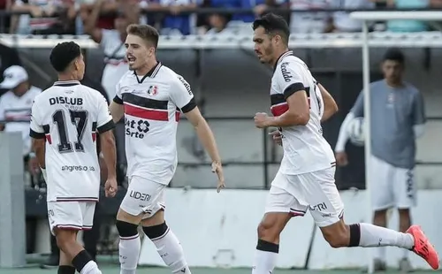 
          Imagem ilustrativa da imagem Santa Cruz vence Central e faz outra festa para mais de 25 mil tricolores no Arruda
          