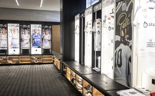 
          Imagem ilustrativa da imagem Santos reforma vestiário com ajuda da família de Neymar. Veja como ficou
          