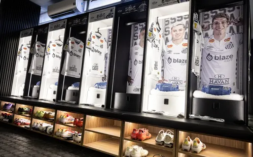 
          Imagem ilustrativa da imagem Santos reforma vestiário com ajuda da família de Neymar. Veja como ficou
          