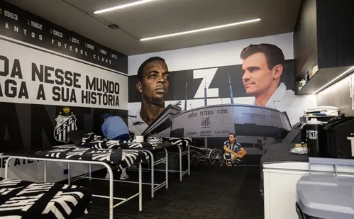 
          Imagem ilustrativa da imagem Santos reforma vestiário com ajuda da família de Neymar. Veja como ficou
          