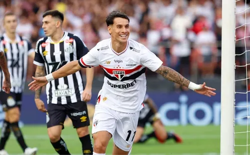 
          Imagem ilustrativa da imagem São Paulo conta com garotos, supera Santos e vence primeira no Brasileirão
          