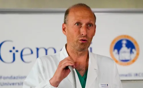 
          Imagem ilustrativa da imagem Saúde do papa: quem é o médico que relatou quase morte de Francisco
          