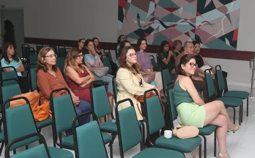 
          Imagem ilustrativa da imagem Saúde mental da mulher médica: “Precisamos cuidar de quem cuida”, diz psiquiatra
          