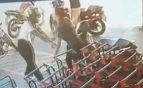 
          Imagem ilustrativa da imagem Secretária de escola esfaqueia jovem em mercado em MT e foge com ajuda de PM
          