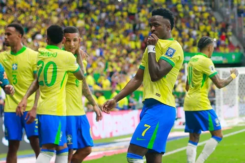 
          Imagem ilustrativa da imagem Seleção brasileira já teve de usar uniforme vermelho antes? Saiba como foi episódio
          