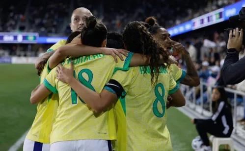 
          Imagem ilustrativa da imagem Seleção feminina consegue vitória histórica contra os EUA
          