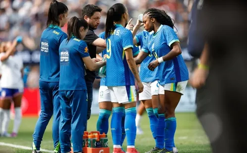 
          Imagem ilustrativa da imagem Seleção feminina estreia em 2025 com derrota em amistoso com os EUA
          