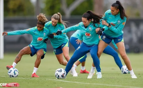 
          Imagem ilustrativa da imagem Seleção feminina treina nos EUA para reencontro com donas da casa
          