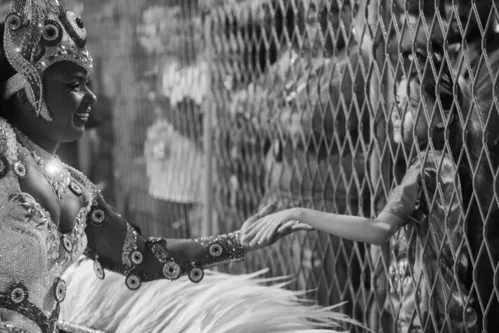 
          Imagem ilustrativa da imagem Setor 1 da Marquês de Sapucaí: a história, em imagens, da área em que o público ‘respira’ samba
          