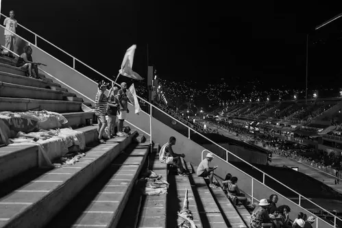 
          Imagem ilustrativa da imagem Setor 1 da Marquês de Sapucaí: a história, em imagens, da área em que o público ‘respira’ samba
          