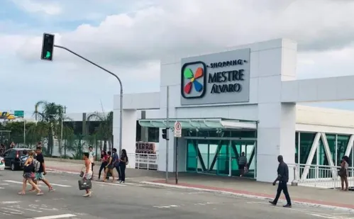 
          Imagem ilustrativa da imagem Shoppings, supermercados e lojas têm horário especial nesta Sexta-feira
          