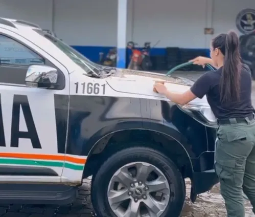 
          Imagem ilustrativa da imagem Soldado da PM é punida com dois dias de prisão após postar vídeo lavando viatura; veja publicação
          