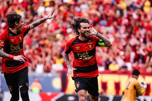 
          Imagem ilustrativa da imagem Sport leva susto na Arena, mas sai na frente na decisão do Pernambucano
          