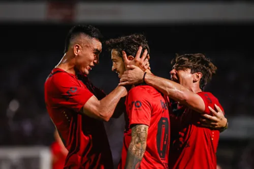 
          Imagem ilustrativa da imagem Sport vence Santa Cruz e garante vaga na Copa do Brasil de 26 e na final local
          