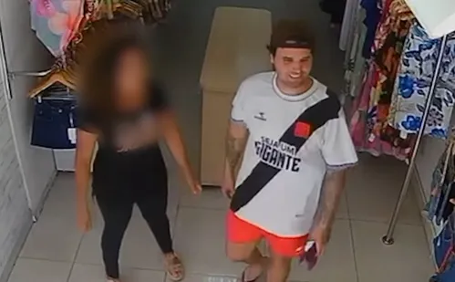 
          Imagem ilustrativa da imagem Acusado de esfaquear gerente na Glória entrou em outras lojas antes do crime
          