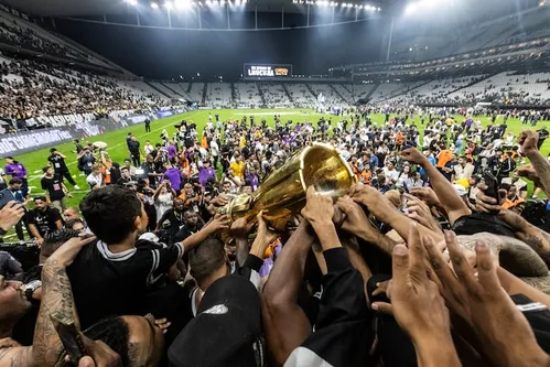 
          Imagem ilustrativa da imagem Taça entregue à torcida e ‘inferno alvinegro’: as imagens da sintonia entre Corinthians e a fiel
          