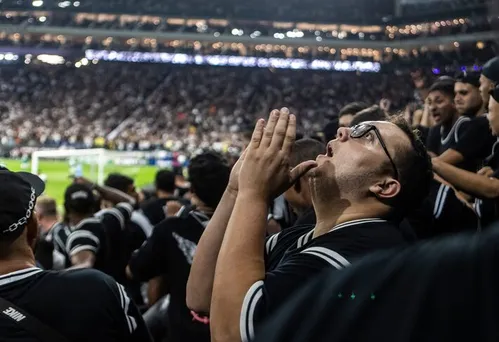 
          Imagem ilustrativa da imagem Taça entregue à torcida e ‘inferno alvinegro’: as imagens da sintonia entre Corinthians e a fiel
          