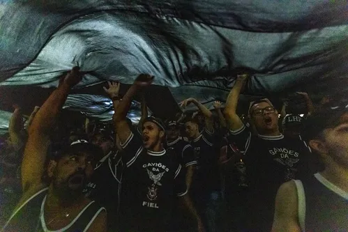 
          Imagem ilustrativa da imagem Taça entregue à torcida e ‘inferno alvinegro’: as imagens da sintonia entre Corinthians e a fiel
          