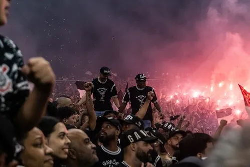 
          Imagem ilustrativa da imagem Taça entregue à torcida e ‘inferno alvinegro’: as imagens da sintonia entre Corinthians e a fiel
          