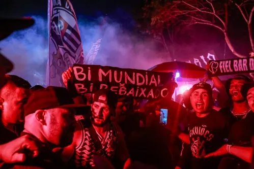 
          Imagem ilustrativa da imagem Taça entregue à torcida e ‘inferno alvinegro’: as imagens da sintonia entre Corinthians e a fiel
          