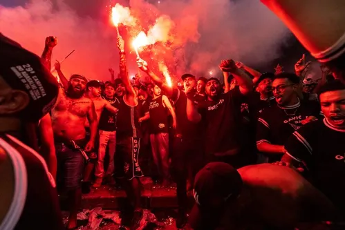 
          Imagem ilustrativa da imagem Taça entregue à torcida e ‘inferno alvinegro’: as imagens da sintonia entre Corinthians e a fiel
          