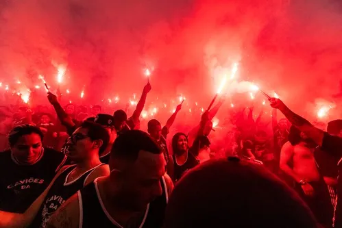 
          Imagem ilustrativa da imagem Taça entregue à torcida e ‘inferno alvinegro’: as imagens da sintonia entre Corinthians e a fiel
          