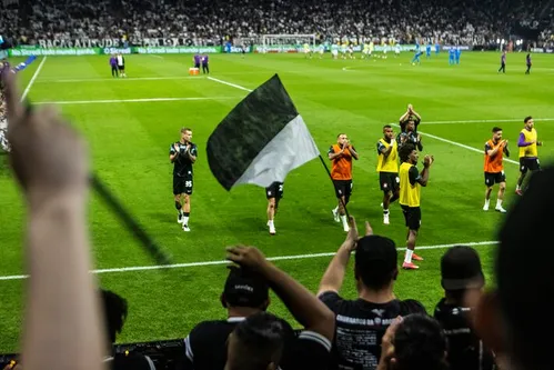 
          Imagem ilustrativa da imagem Taça entregue à torcida e ‘inferno alvinegro’: as imagens da sintonia entre Corinthians e a fiel
          