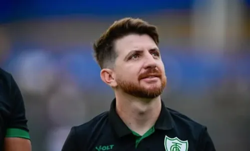 
          Imagem ilustrativa da imagem Técnico do América-MG se emociona após eliminar o Cruzeiro e lembra apuros e fase como Uber
          